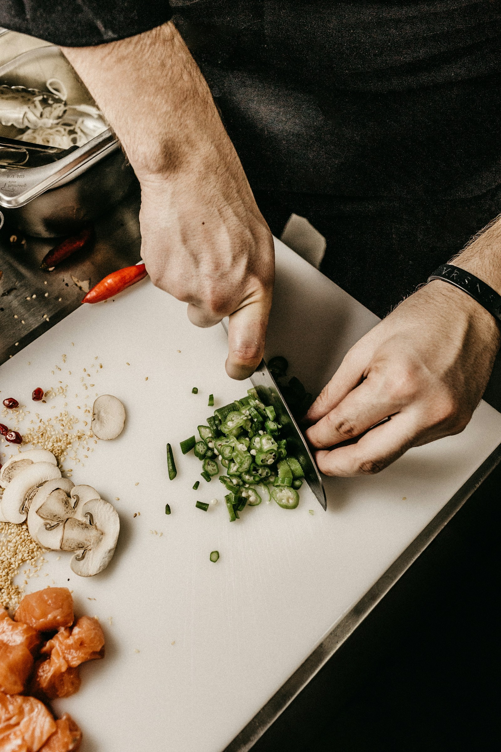 Préparation de légumes frais en cuisine